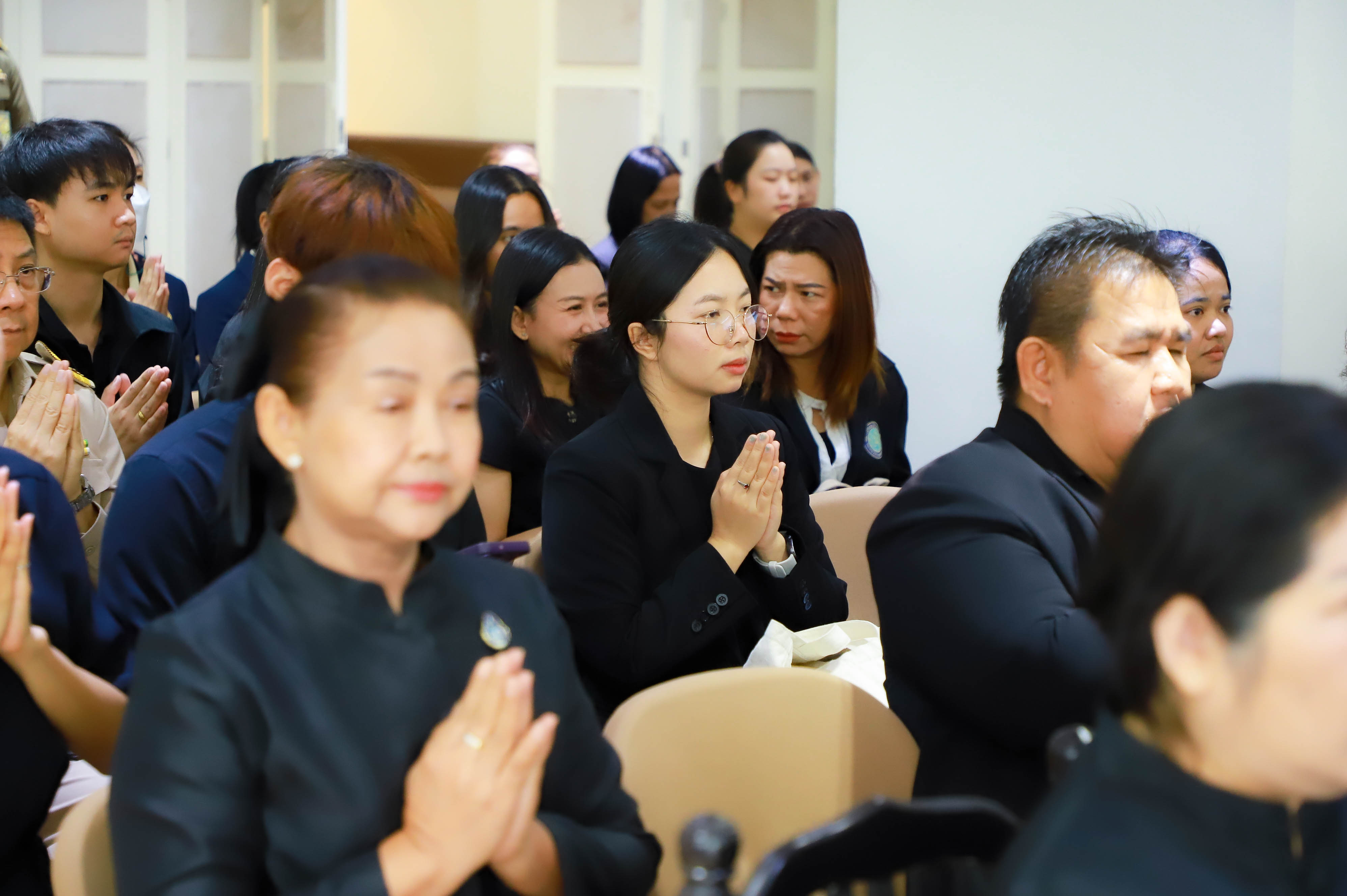 title - ส.ป.ก. เข้าร่วมพิธีเจริญพระพุทธมนต์บำเพ็ญพระราชกุศล ถวายความอาลัยแด่ สมเด็จพระนางเจ้าสิริกิติ์ พระบรมราชินีนาถ พระบรมราชชนนีพันปีหลวง และสมเด็จพระเจ้าลูกเธอ เจ้าฟ้าพัชรกิติยาภา นเรนทิราเทพยวดี กรมหลวงราชสาริณีสิริพัชร มหาวัชรราชธิดา